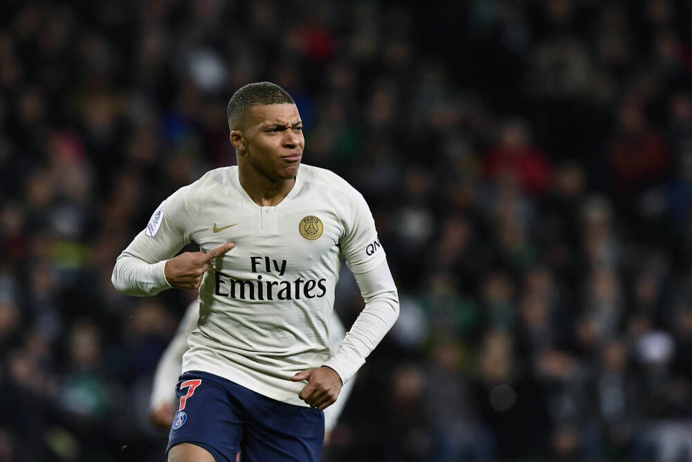 太搞了！🤣快船球迷海报嘲讽：老詹扉页读书会